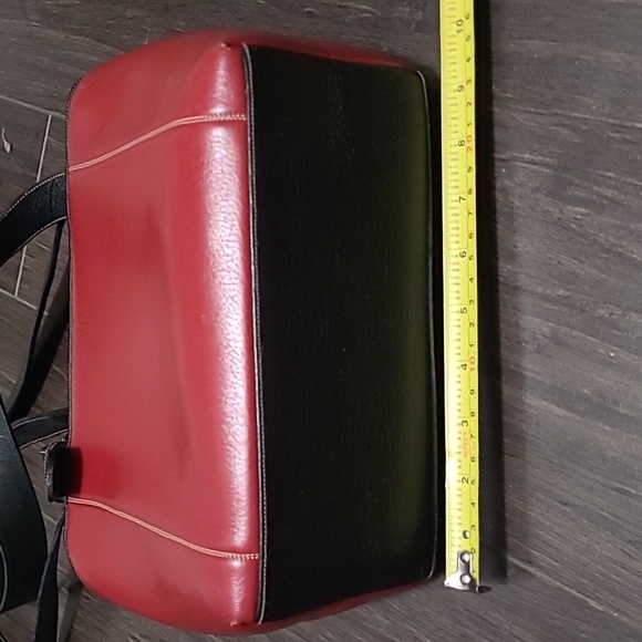 Vintage/y2k Red boxy style, leather Coach bag, brass hardware. Black straps - Picture 2 of 4